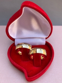Par de aliança de ouro 12k reto e abaulado por fora com friso transversal 6mm