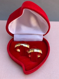 Par de aliança de ouro 18k reto abaulada por fora com ilha na feminina 4mm