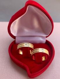 Par de aliança de ouro 18k reta por dentro e por fora com dois frisos e diamantado 5mm