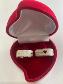 Par de aliança de prata reta anatômica com acabamento diamantado, cortes laterais e friso central 8mm