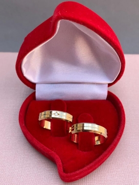 Par de aliança de ouro 18k reto com canto vivo e friso central 4mm