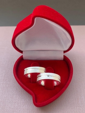 Par de aliança de prata reta anatômica com acabamento diamantado e friso 5mm