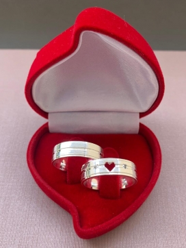 Par de aliança de prata reta anatômica lisacom cortes laterais e friso 6mm