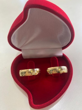 Par de aliança de ouro 18k reta por dentro e abaulada por fora com dois frisos 5mm