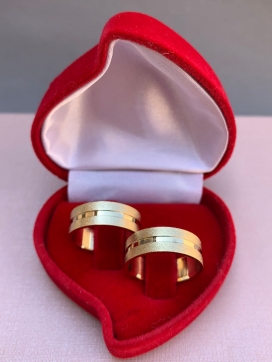 Par de aliança de ouro 18k reto reto com friso de 1,5 central  e diamantado 6mm