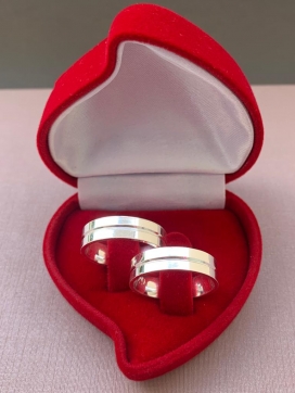 Par de aliança de prata reta anatômica lisa com friso central 6mm