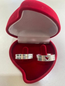 Par de aliança de prata reta anatômica com liso e friso 6mm