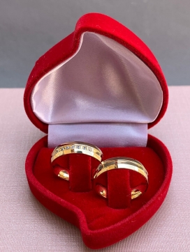 Par de aliança de ouro 12k reto abaulado  por fora Com friso central de 1,5 5mm