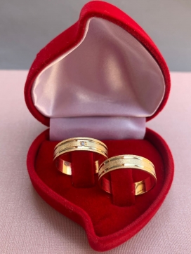 Par de aliança de ouro 18k reta por dentro e por fora com dois frisos e diamantado 5mm