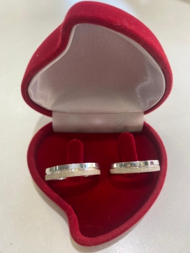 Par de aliança de prata masculina 4mm metade fosca risco central