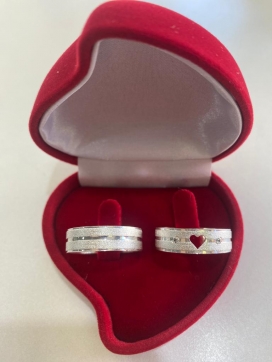 Par de aliança de prata reta anatômica com acabamento diamantado corte nas laterais e friso 6mm