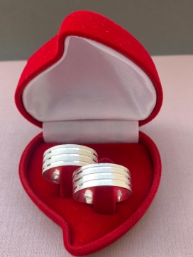 Par de aliança de prata reta anatômica com acabamento diamantado e com 3 frisos 8mm
